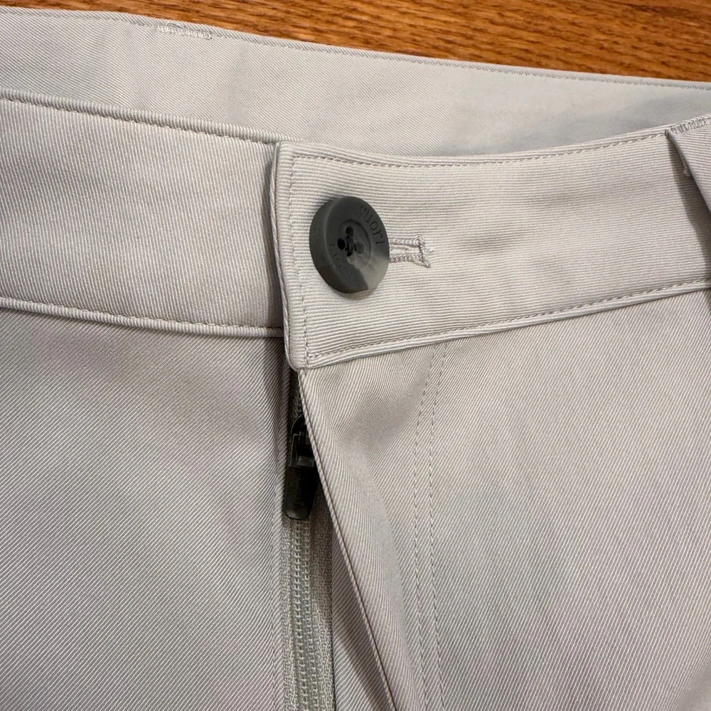 Vuori Cascade Tech Chino Pants Mens 34x31 Light Grey Performance Golf V427